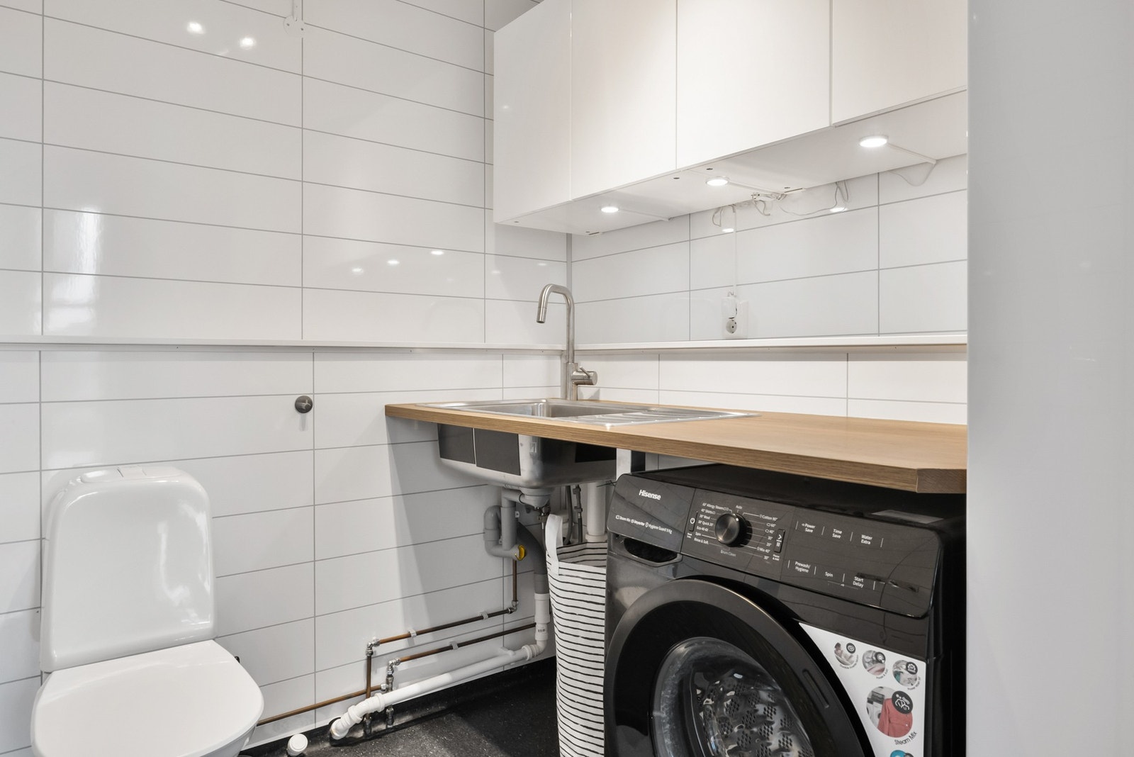 Praktisk vaskerom med toalett Galleribilde