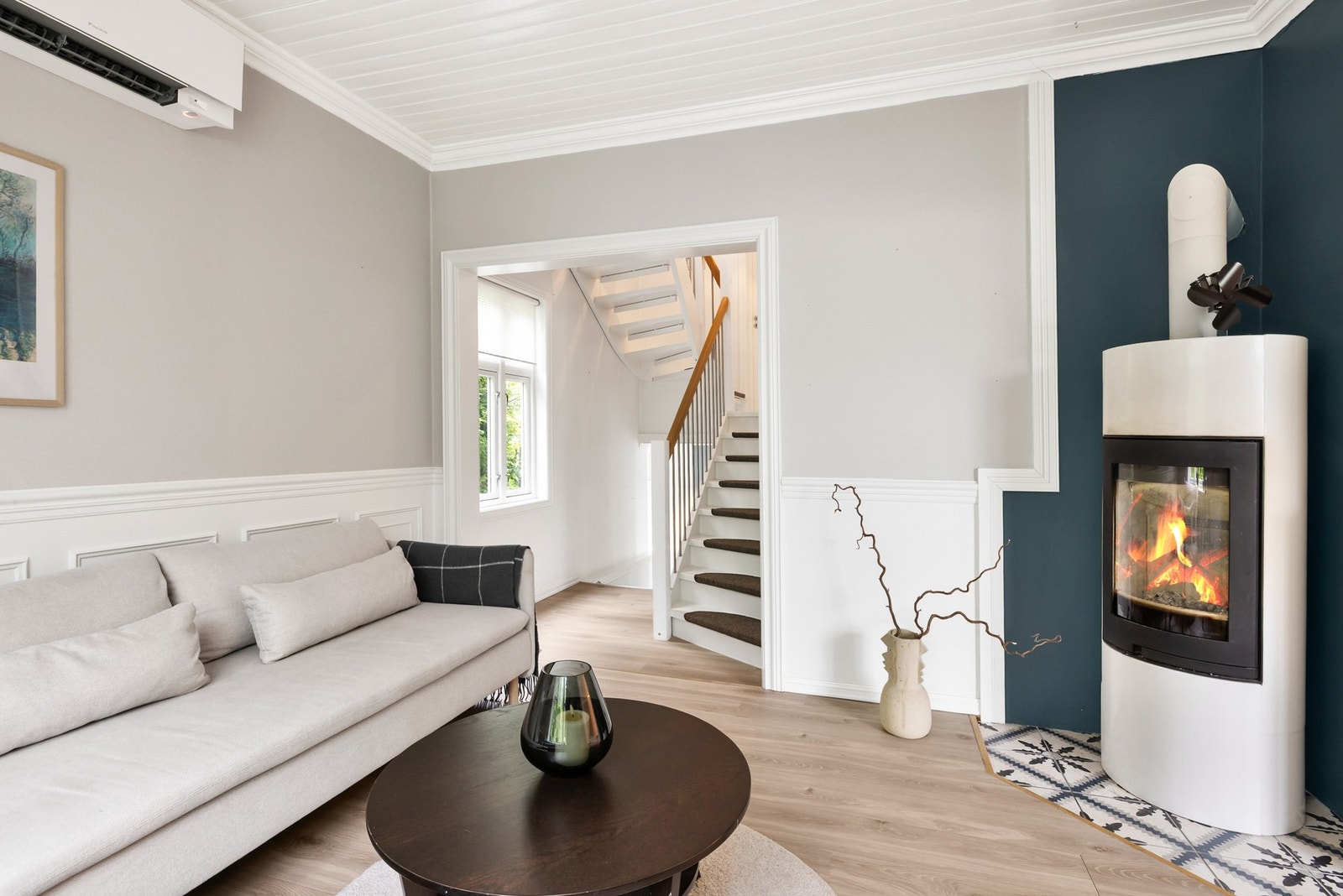 Ny varmepumpe ble installert i 2025. Vedovnen er et fint møbel i stuen Galleribilde