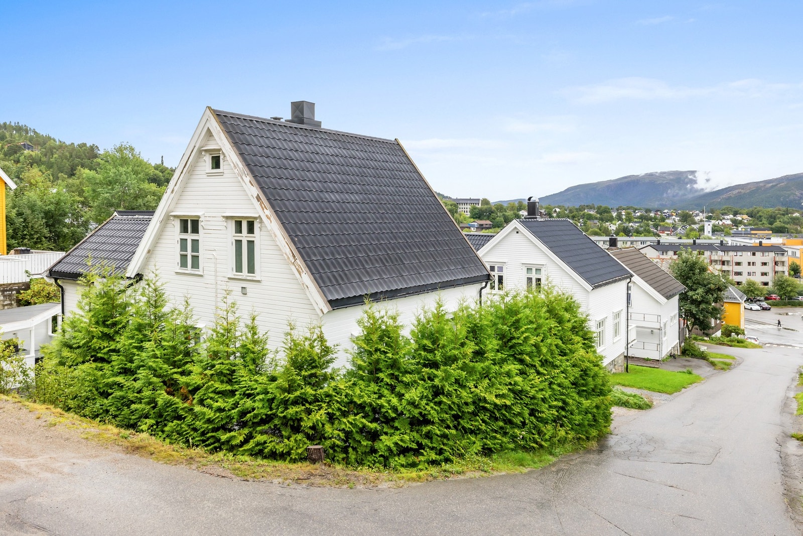 Her bor du tilbaketrukket, men likevel sentralt med nærhet til sykehus, skoler og bysentrum Galleribilde