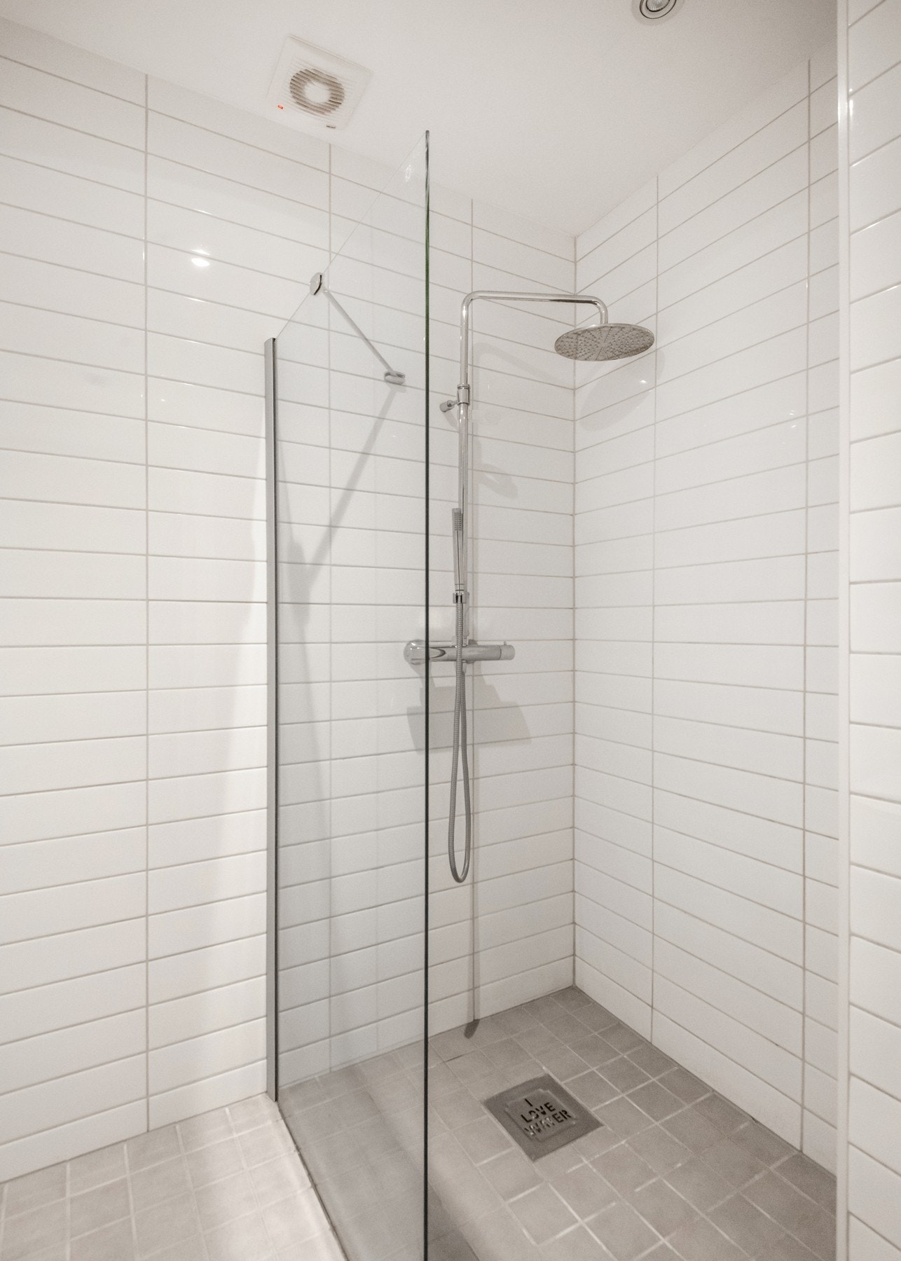 Videre er badet utstyrt med dusjhjørne med faste felt og dør i herdet glass, samt toalett. Galleribilde