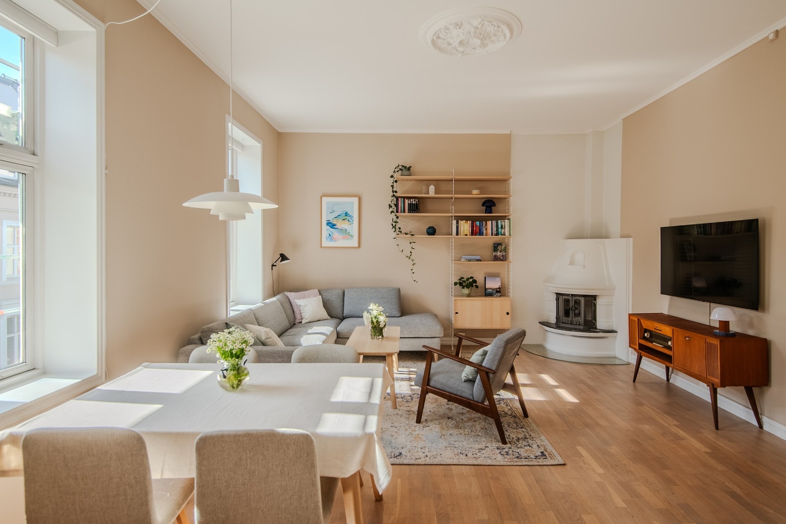 Boligen byr på flere flotte kvaliteter som bl.a. gjennomgående planløsning med store, funksjonelle rom. Galleribilde