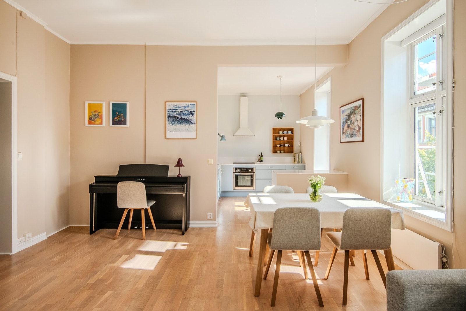 Stuen har åpen løsning mot kjøkkenet, der en praktisk kjøkkenøy markerer overgangen mellom sonene. Galleribilde