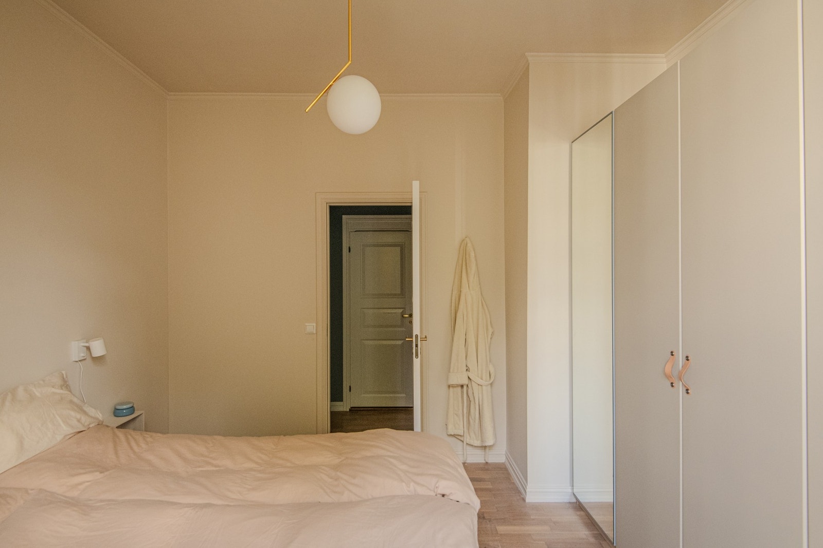 Hovedsoverommet er romslig og innredet i lune fargetoner med lyst parkettgulv som gir en harmonisk atmosfære. Galleribilde