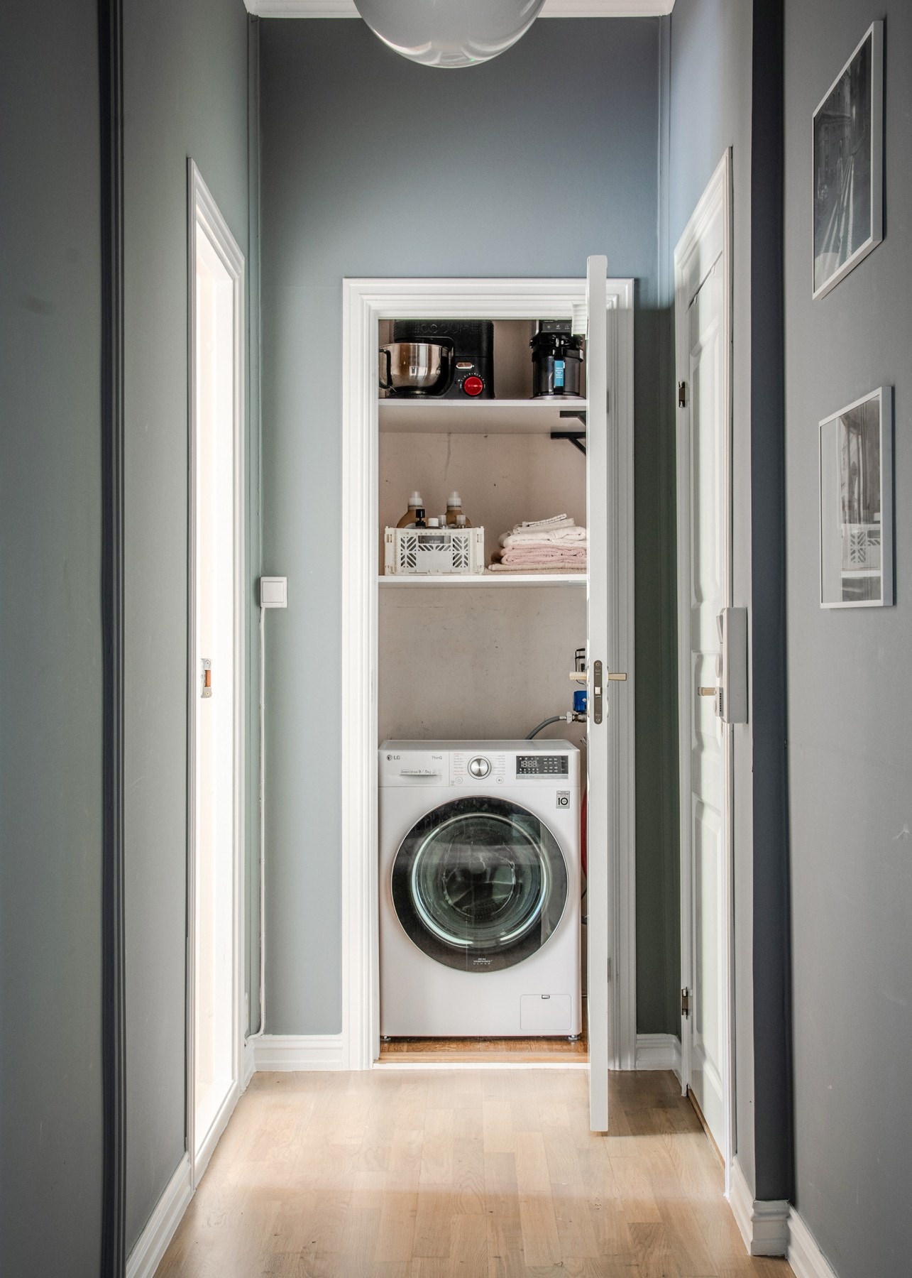 Opplegg for vaskemaskin er tilrettelagt i en innvendig bod i gangen, hvor det også er rikelig med oppbevaringsmuligheter for vaske- og rengjøringsutstyr. Galleribilde