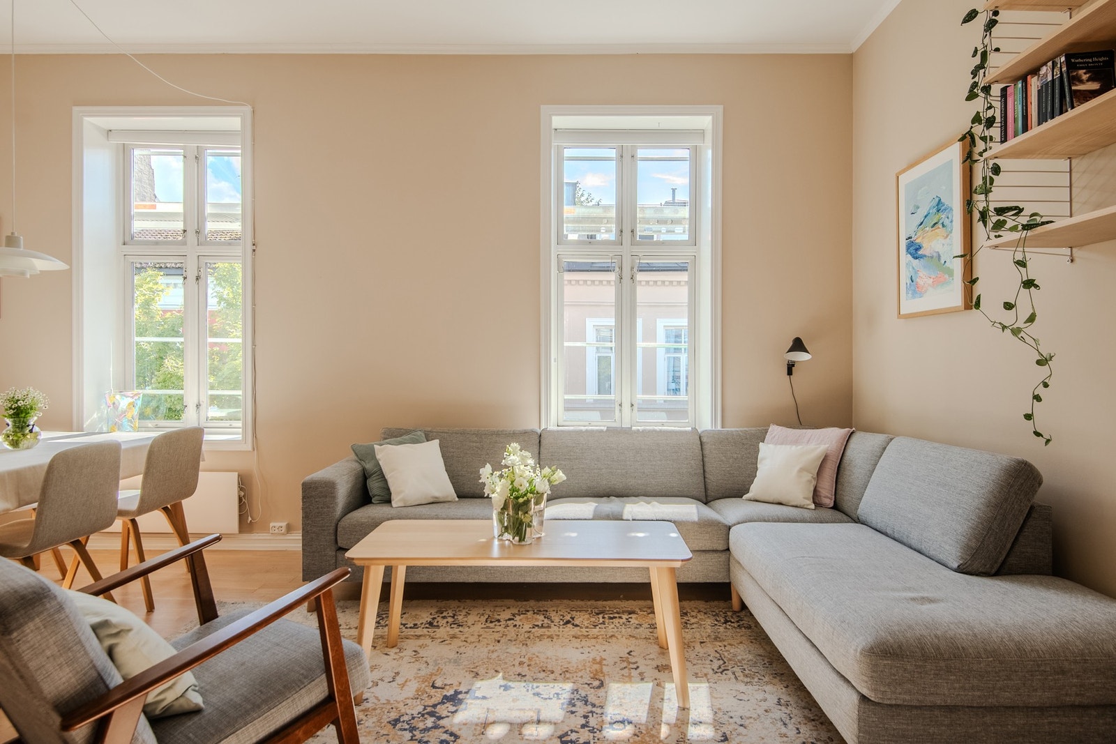 Tre store vindusflater med dype vindusposter sørger for rikelig naturlig lys og gir en luftig romfølelse. Galleribilde