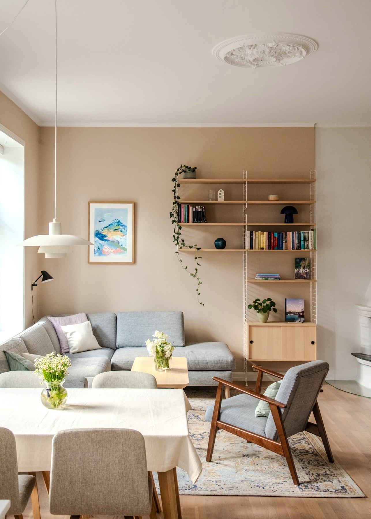 Den generøse takhøyden på hele 3 meter, kombinert med vakker takrosett som fremhever den klassiske stilen. Galleribilde