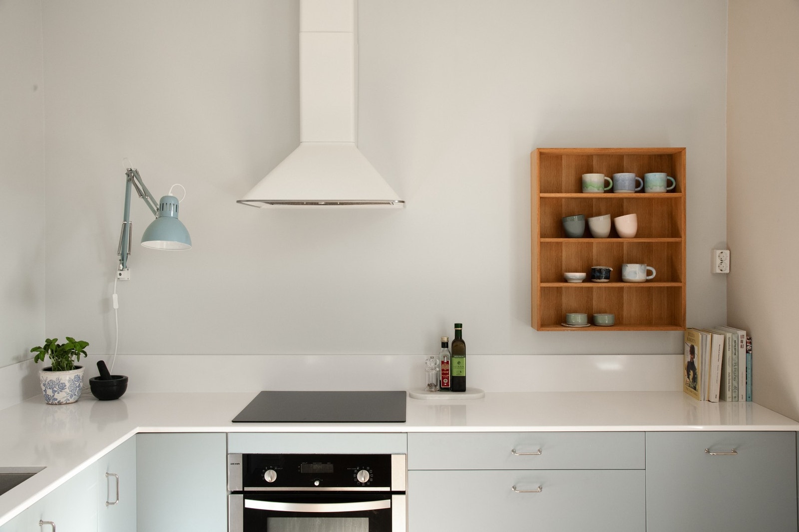 Innredningen har glatte fronter i en delikat, lys blåtone. Galleribilde