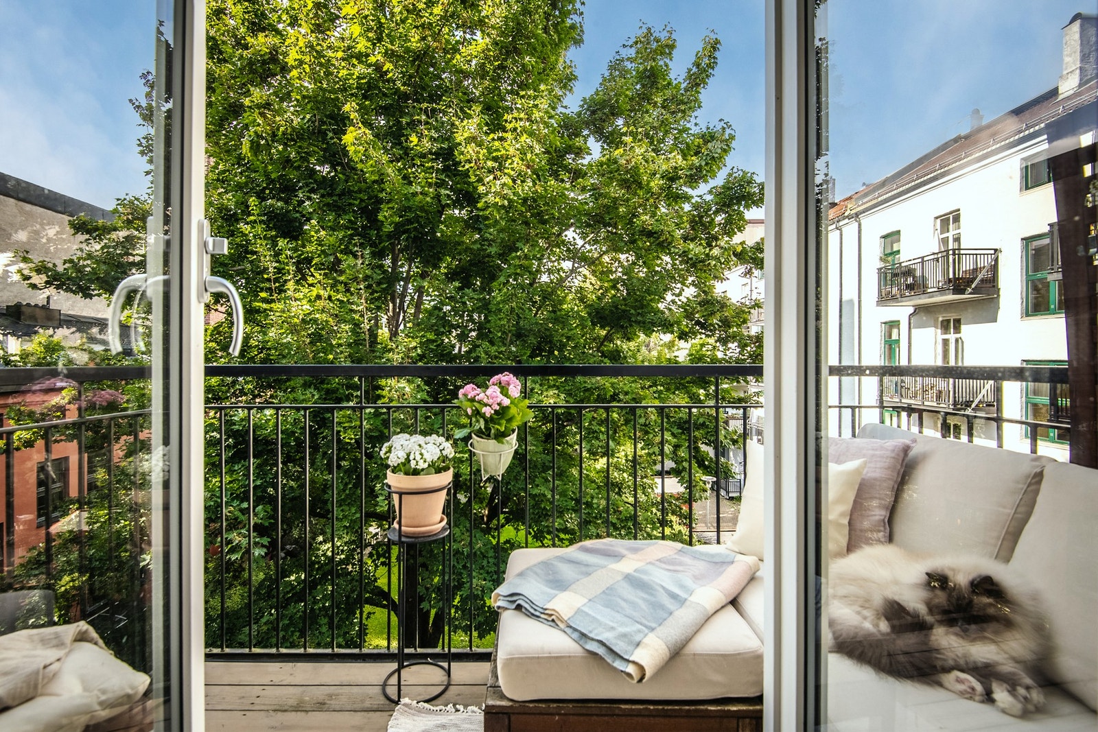 Hyggelig balkong på ca. 4m² vendt ut mot rolig og frodig gårdsrom Galleribilde