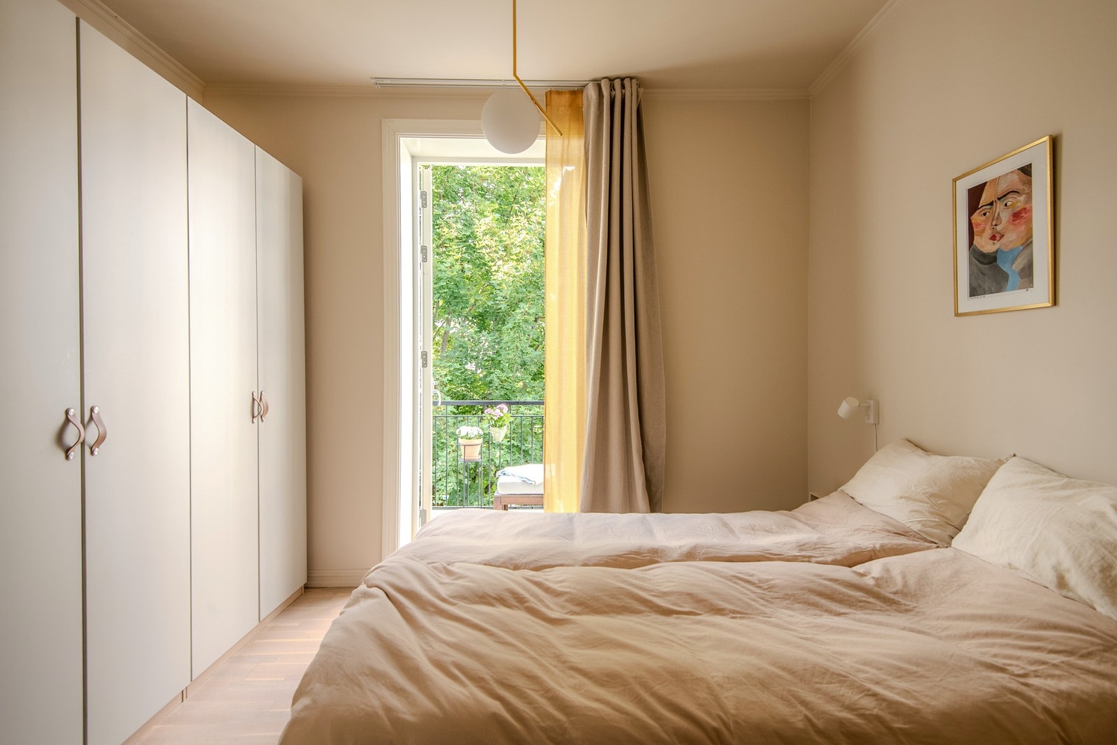 Fra hovedsoverommet er det direkte utgang til leilighetens balkong - en ettertraktet kvalitet som forlenger romfølelsen. Galleribilde