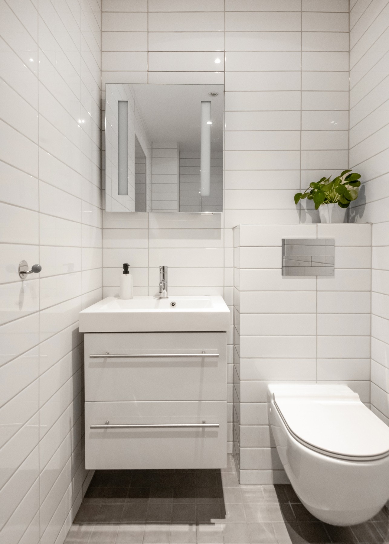 Baderomsinnredningen består av benkeskap med glatte fronter og speil over servant. Galleribilde