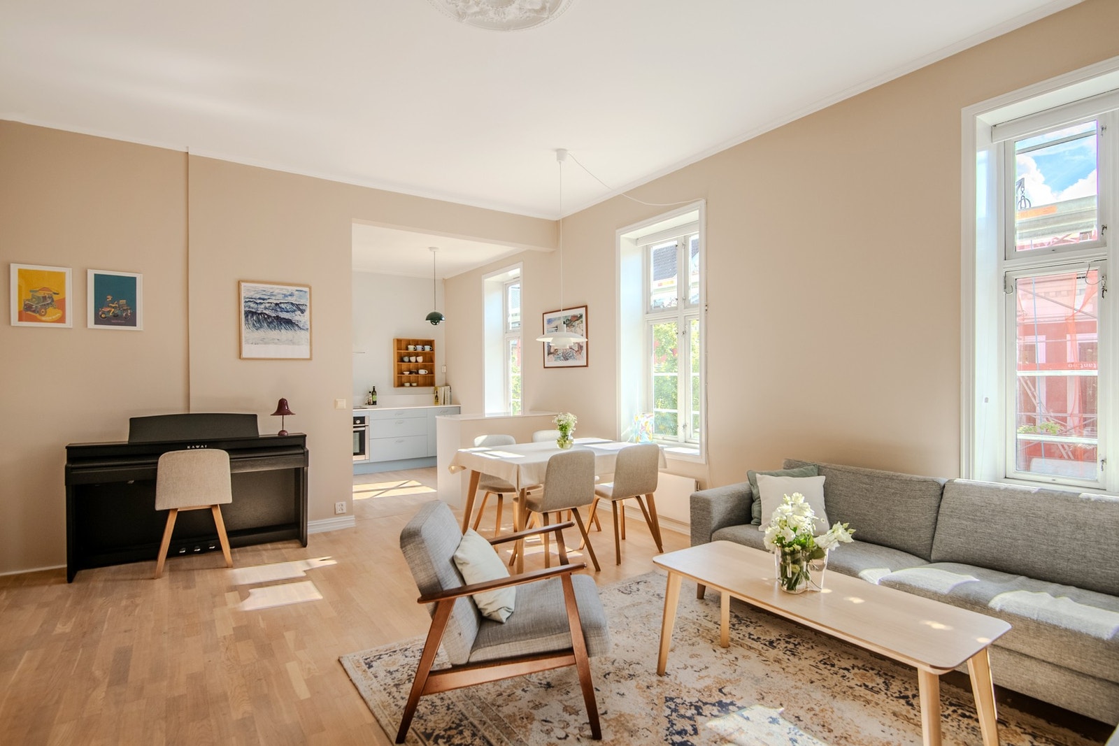 Dette er en luftig 3-roms bolig beliggende i en klassisk bygård ved Botanisk Hage. Galleribilde