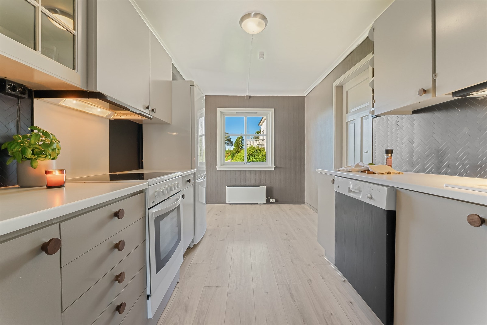 Praktisk kjøkkeninnredning med bra skap- og benkeplass. Galleribilde