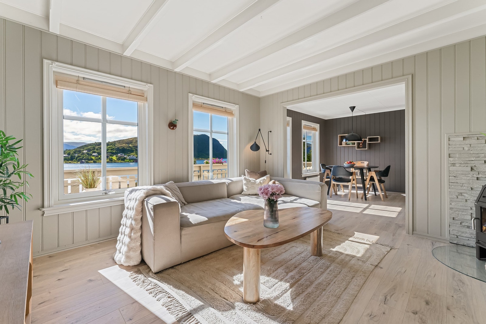 Stue med ildsted. Galleribilde