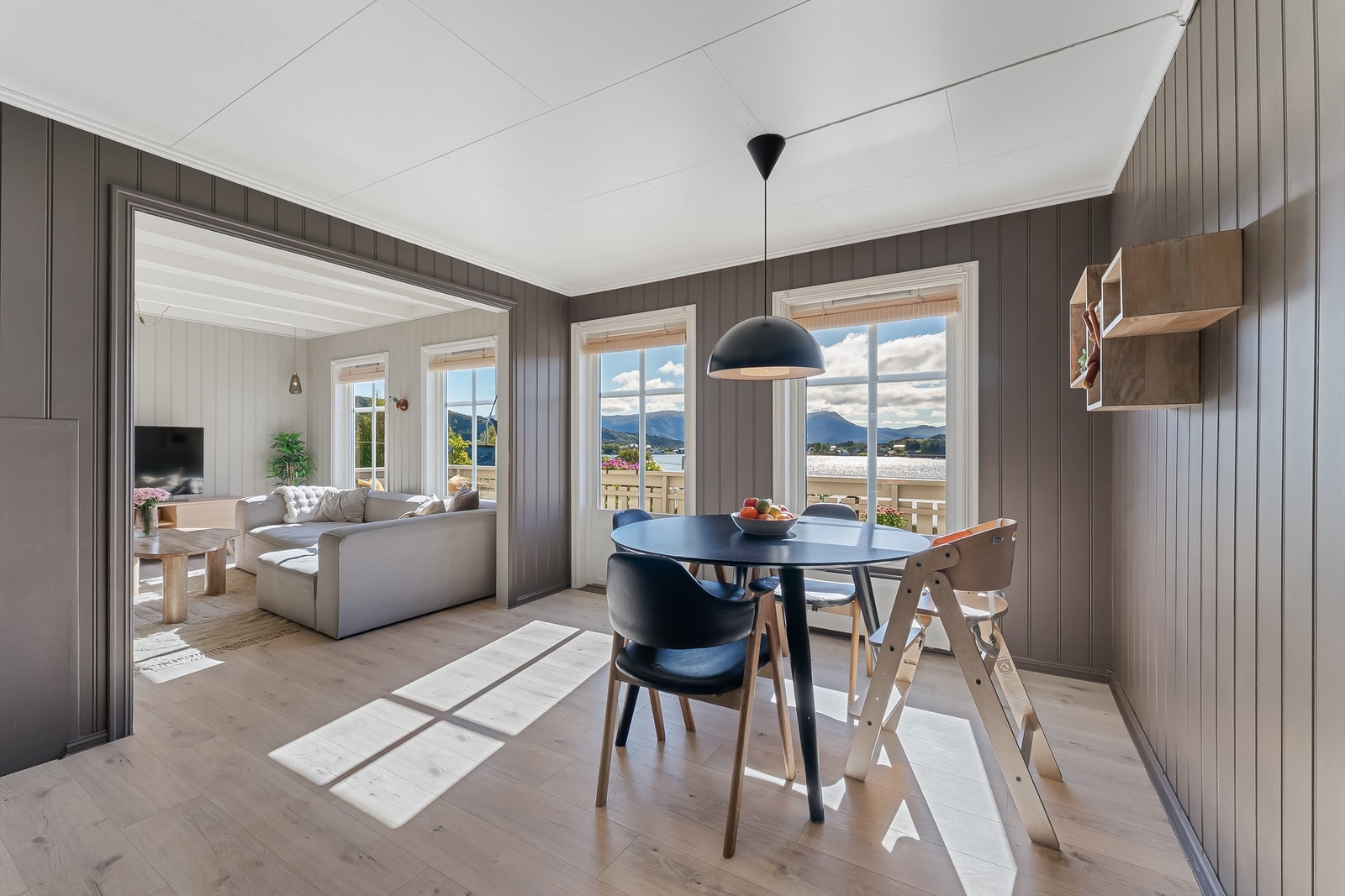 Fra spisestuen kan du nyte den flotte utsikten. Galleribilde