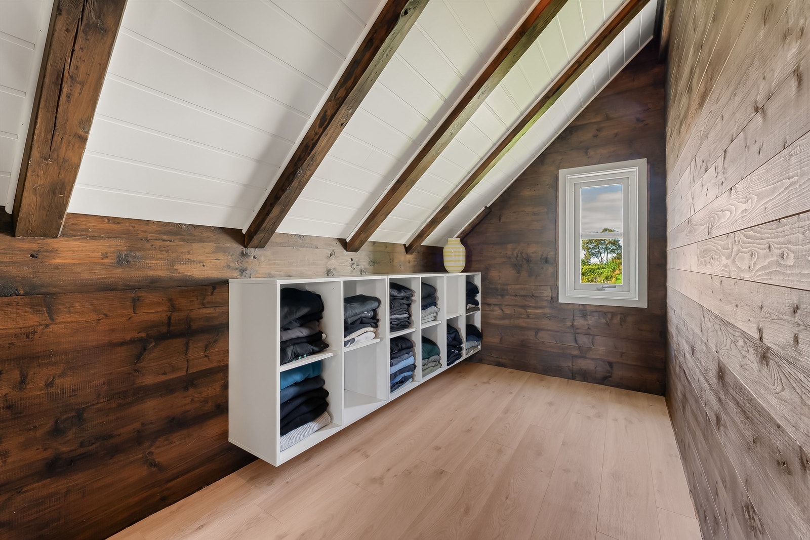 Loftsrom som er benyttet som walk-in garderobe. Galleribilde