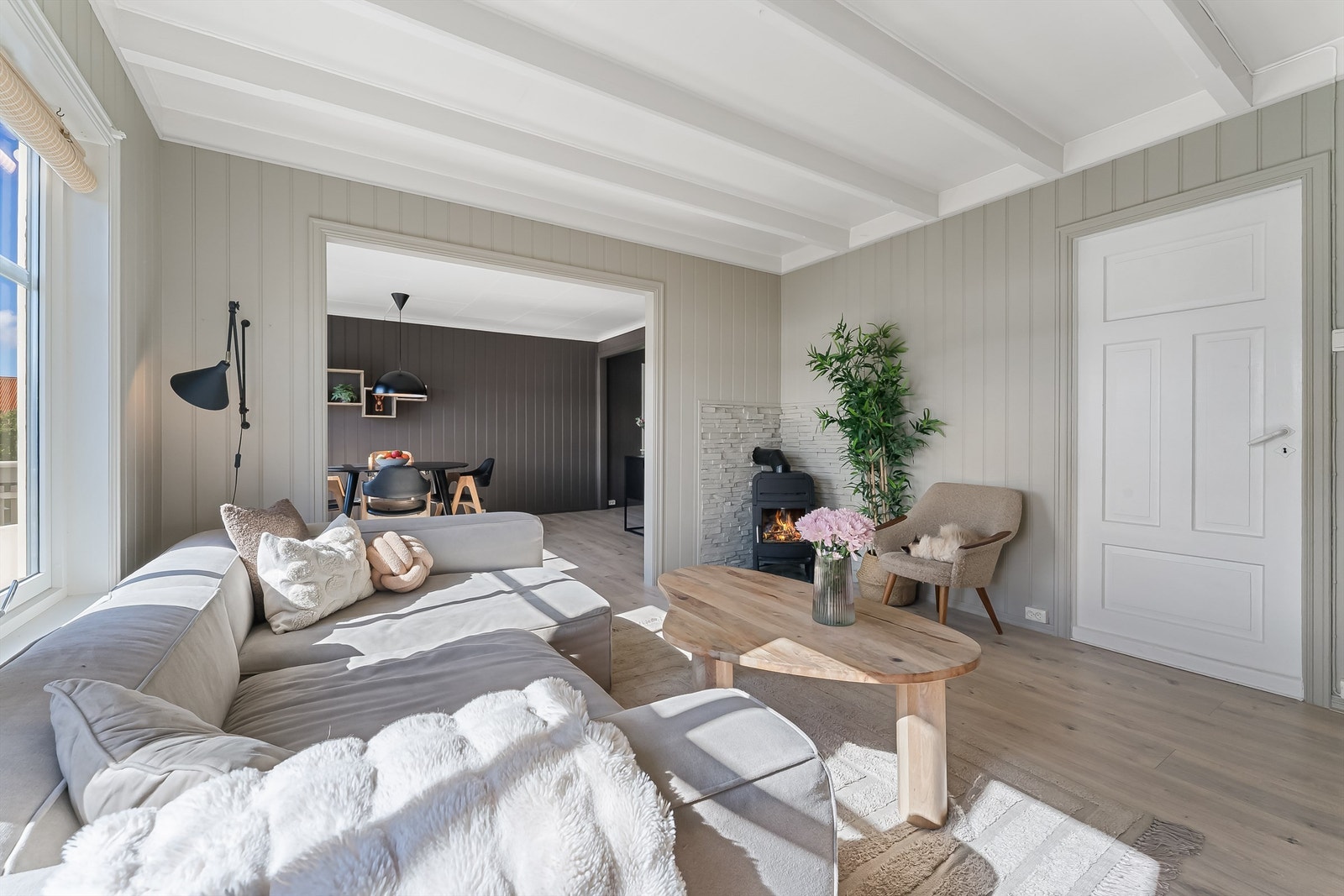 Fra stuen er det åpent inn til spisestue. Galleribilde