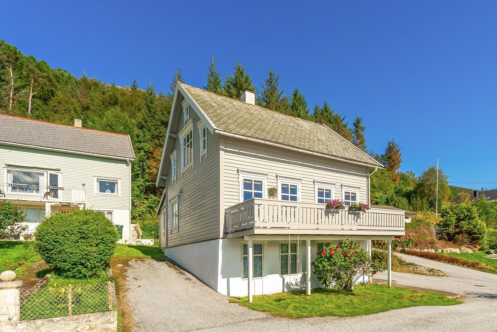 Enebolig med flott beliggenhet på Leine. Galleribilde