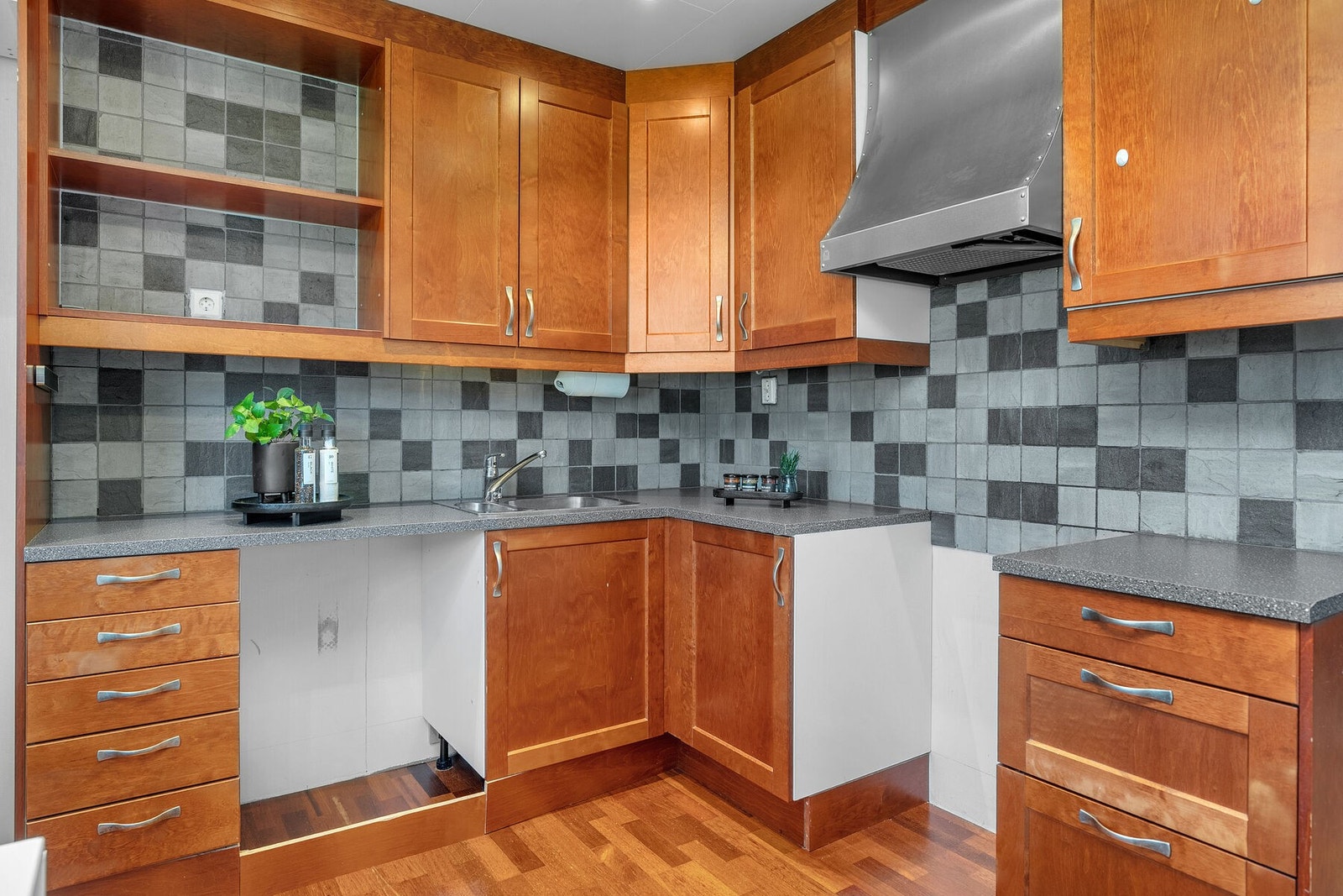 Kjøkkeninnredning med profilerte fronter, laminat benkeplate og nisje for frittstående hvitevarer. Galleribilde