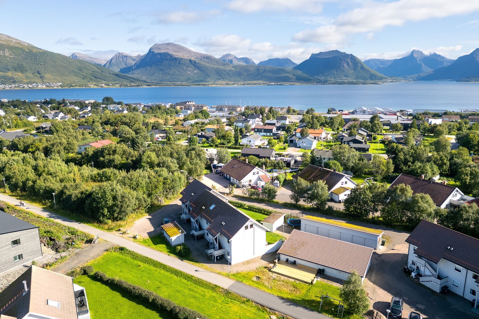 Sentral beliggenhet like sør for Sortland sentrum, i et rolig nabolag uten gjennomgangstrafikk. Galleribilde