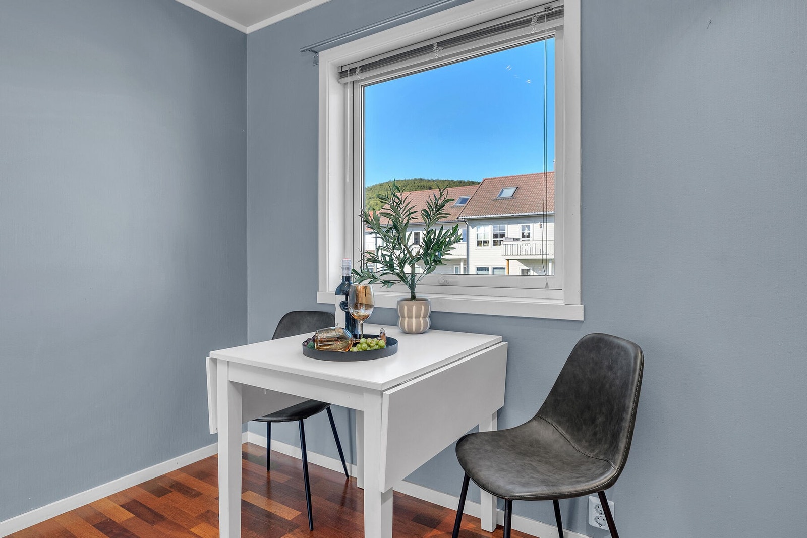 På kjøkkenet er det plass til en hyggelig spisekrok. Galleribilde