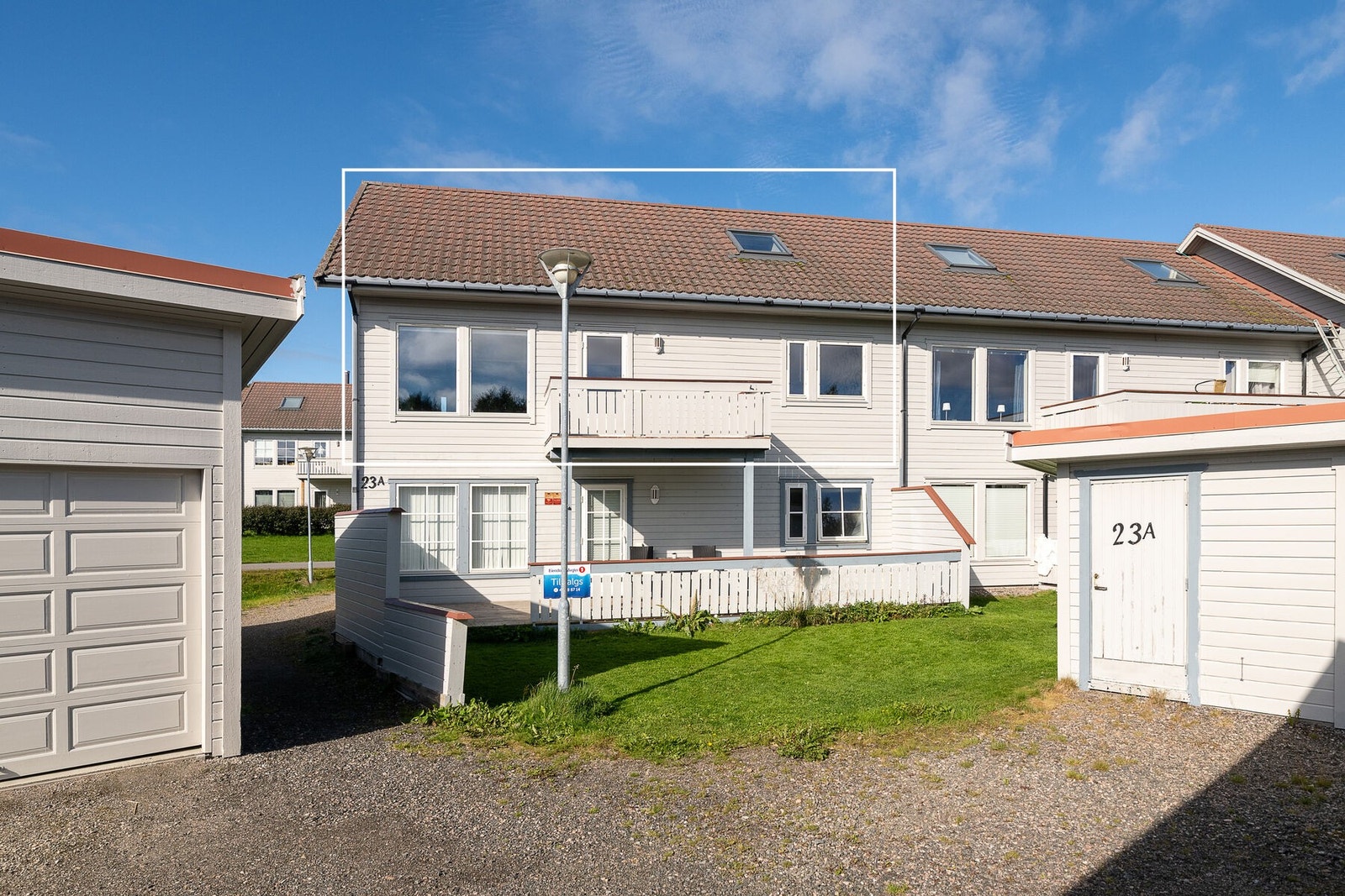 Leiligheten ble oppført i 2003, den ligger i 2. og 3. etasje og fremstår som jevnlig vedlikeholdt. Galleribilde