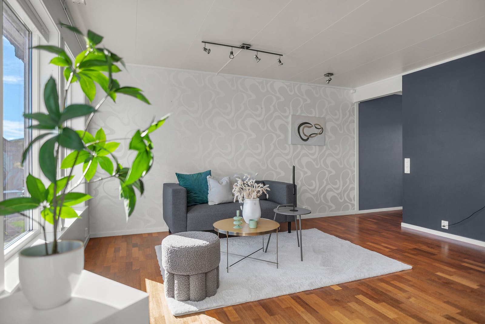 Koselig stue som fremstår enkel å møblere. Galleribilde