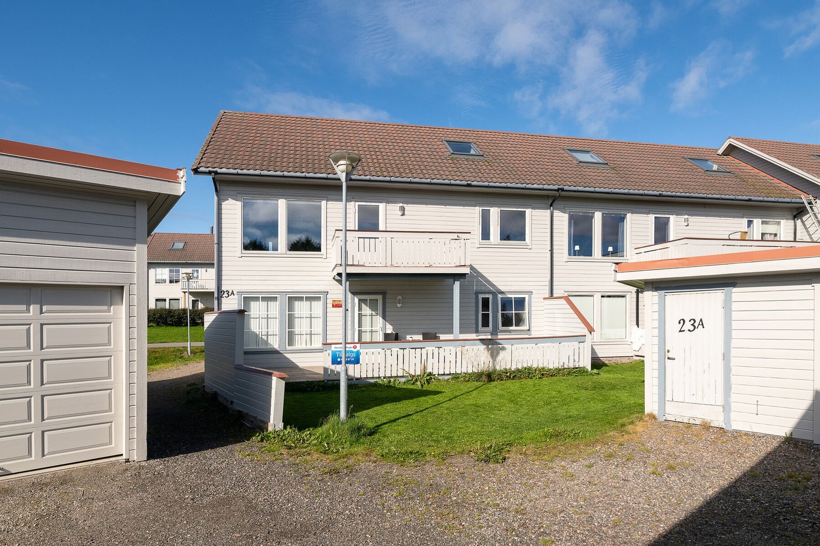 Gruslagt innkjørsel / gårdsplass / felles parkeringsplass. Galleribilde