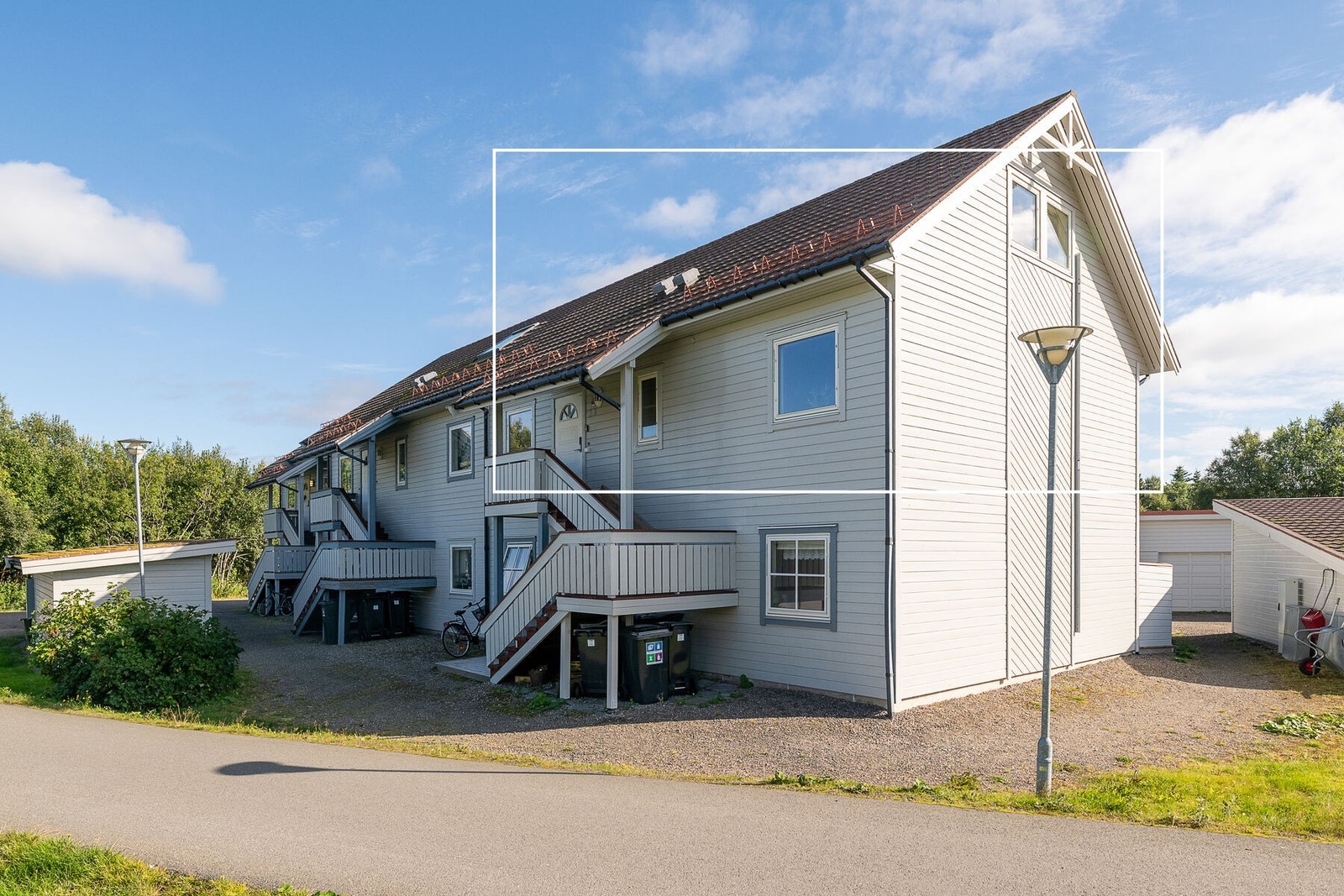 Velholdt selveierleilighet over to plan | 4 sov og 2 stuer | Garasje og utebod | Barnevennlig og sentralt Galleribilde