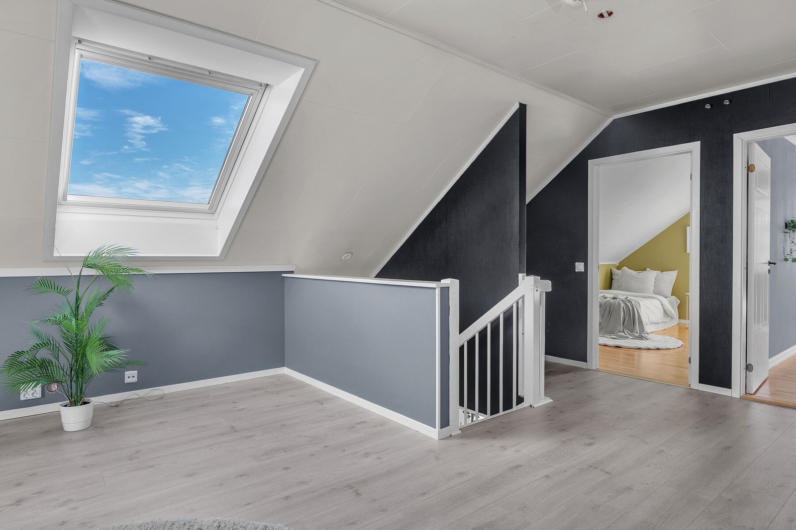 Lys og trivelig loftstue med takvindu. Galleribilde