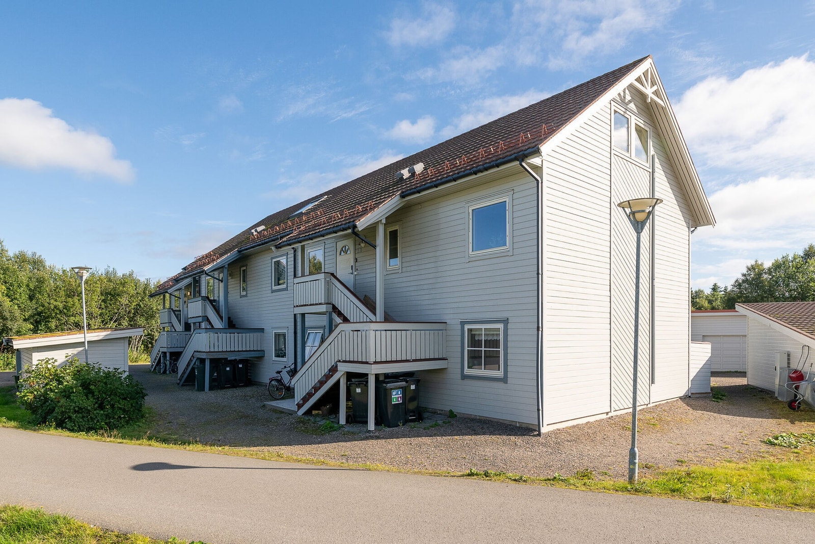 Opparbeidet felles tomt med plen og busker. Galleribilde