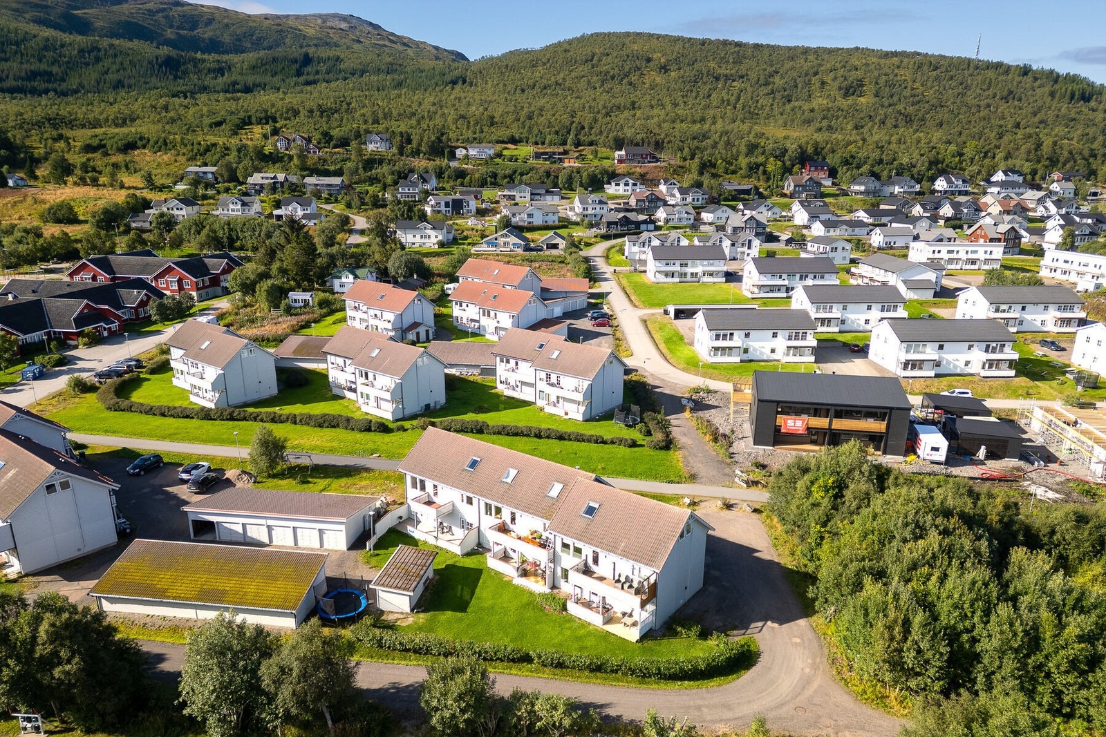Her bor du barnevennlig til, like ved Lamarka skole og med umiddelbar nærhet til lysløype og flott turområde. Galleribilde