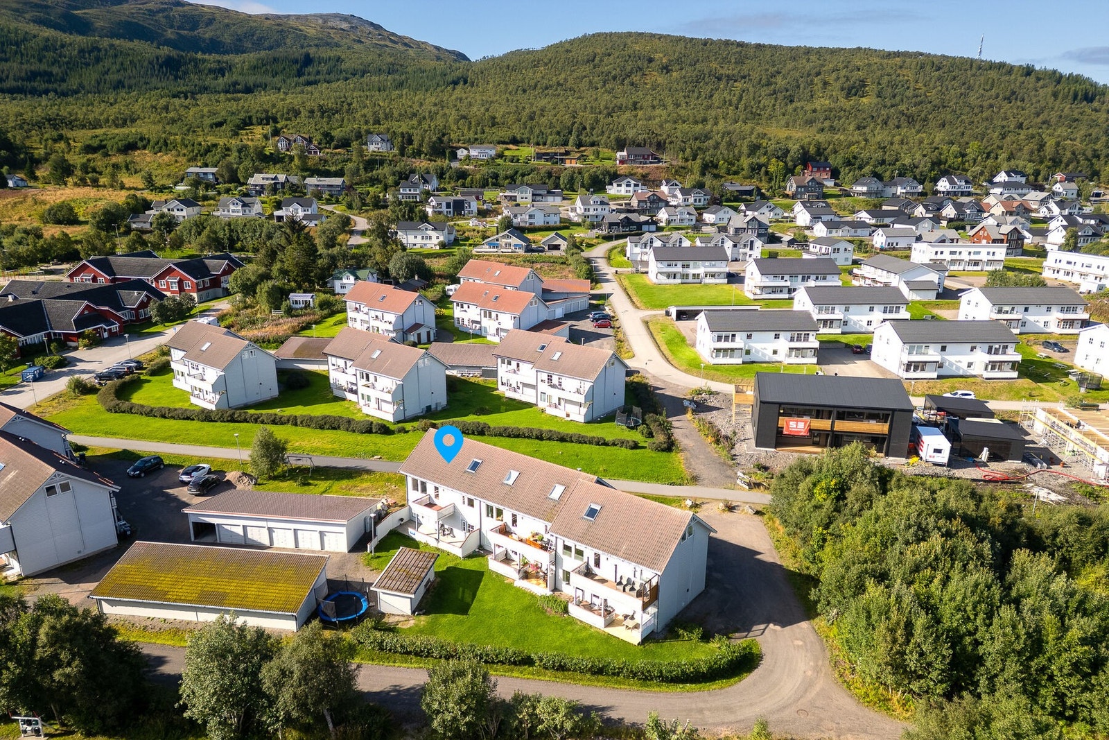 Velkommen til Seljeveien 23B - en lys og romslig leilighet med praktisk planløsning, barnevennlig beliggenhet og kort vei til alt du trenger i hverdagen. Foto: Lunde Images AS Galleribilde