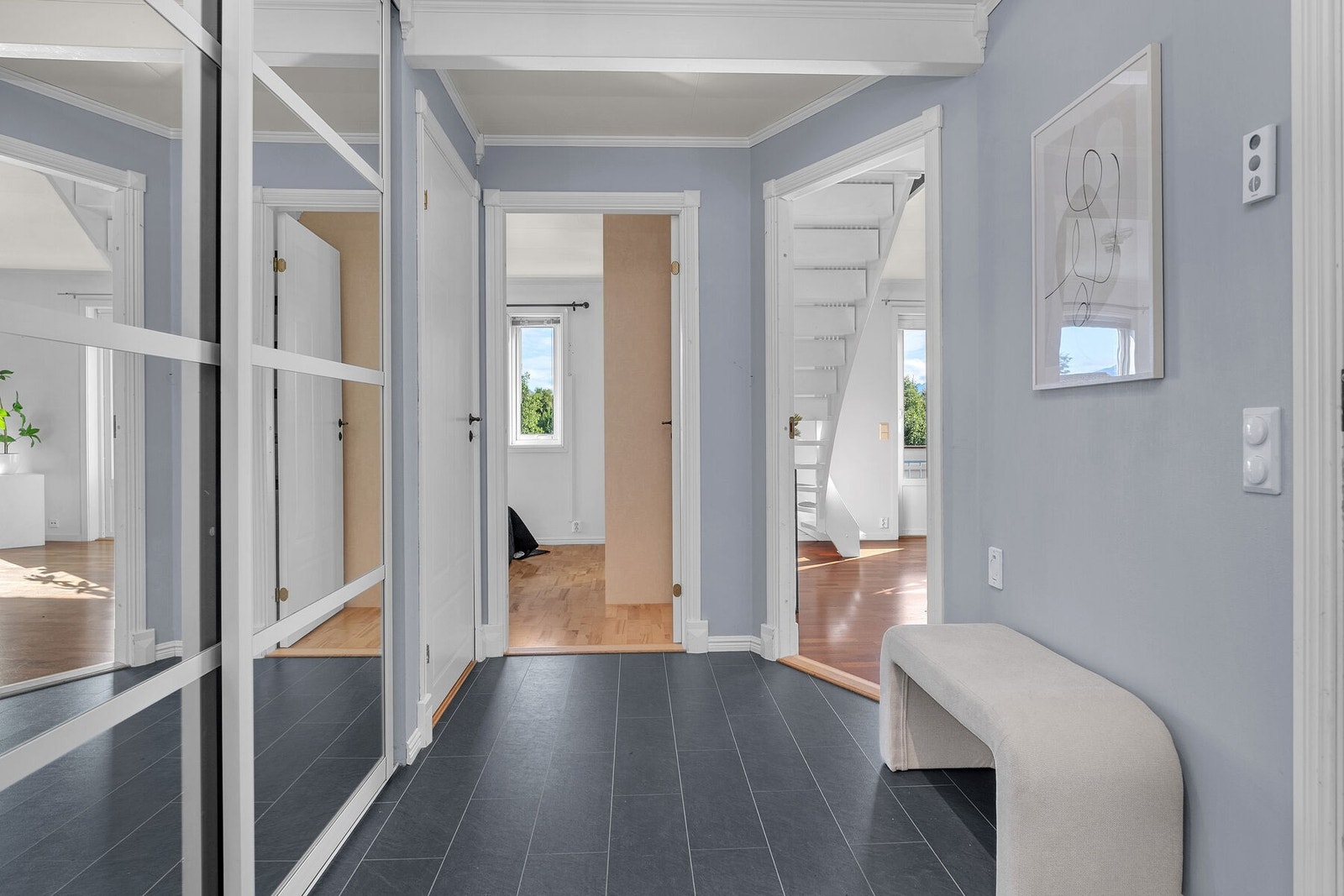 Fra gangen er det adkomst til to soverom, bad, bod og stue. Galleribilde