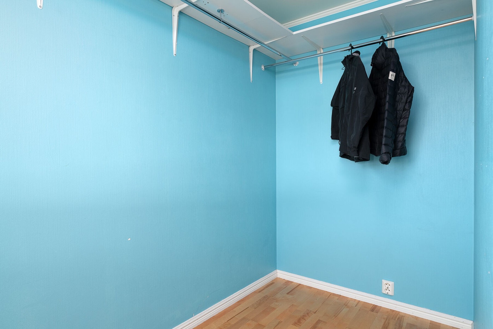 Soverom 1 / Walk-in-closet Galleribilde
