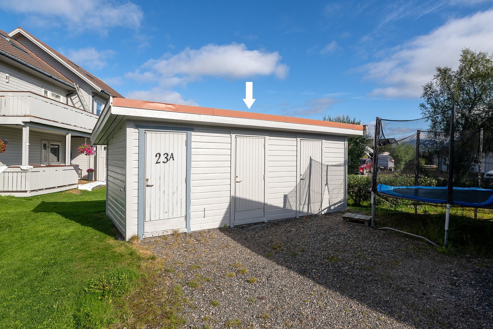 Praktisk utendørs sportsbod i rekke. Galleribilde