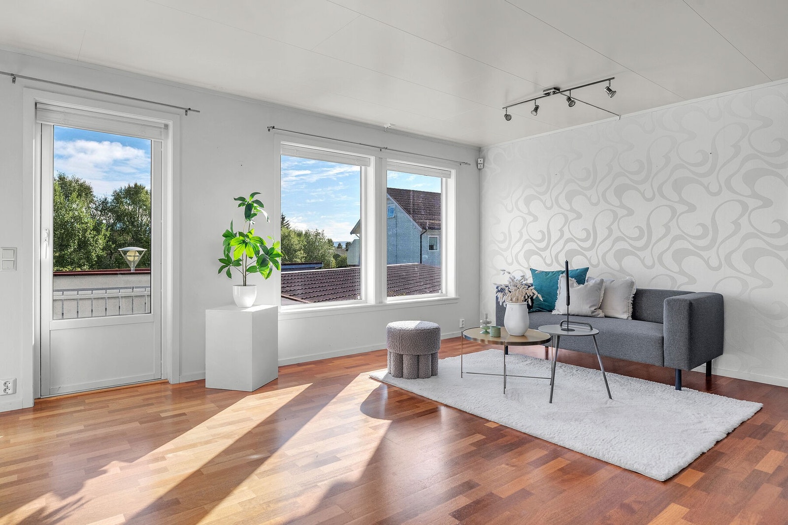 Vannbåren gulvvarme sørger for behagelig innetemperatur, og store vinduer gir fint lysinnslipp. Galleribilde