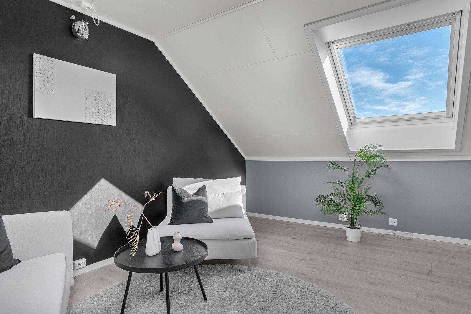 Loftstuen er romslig, og byr på gode innredningsmuligheter. Galleribilde