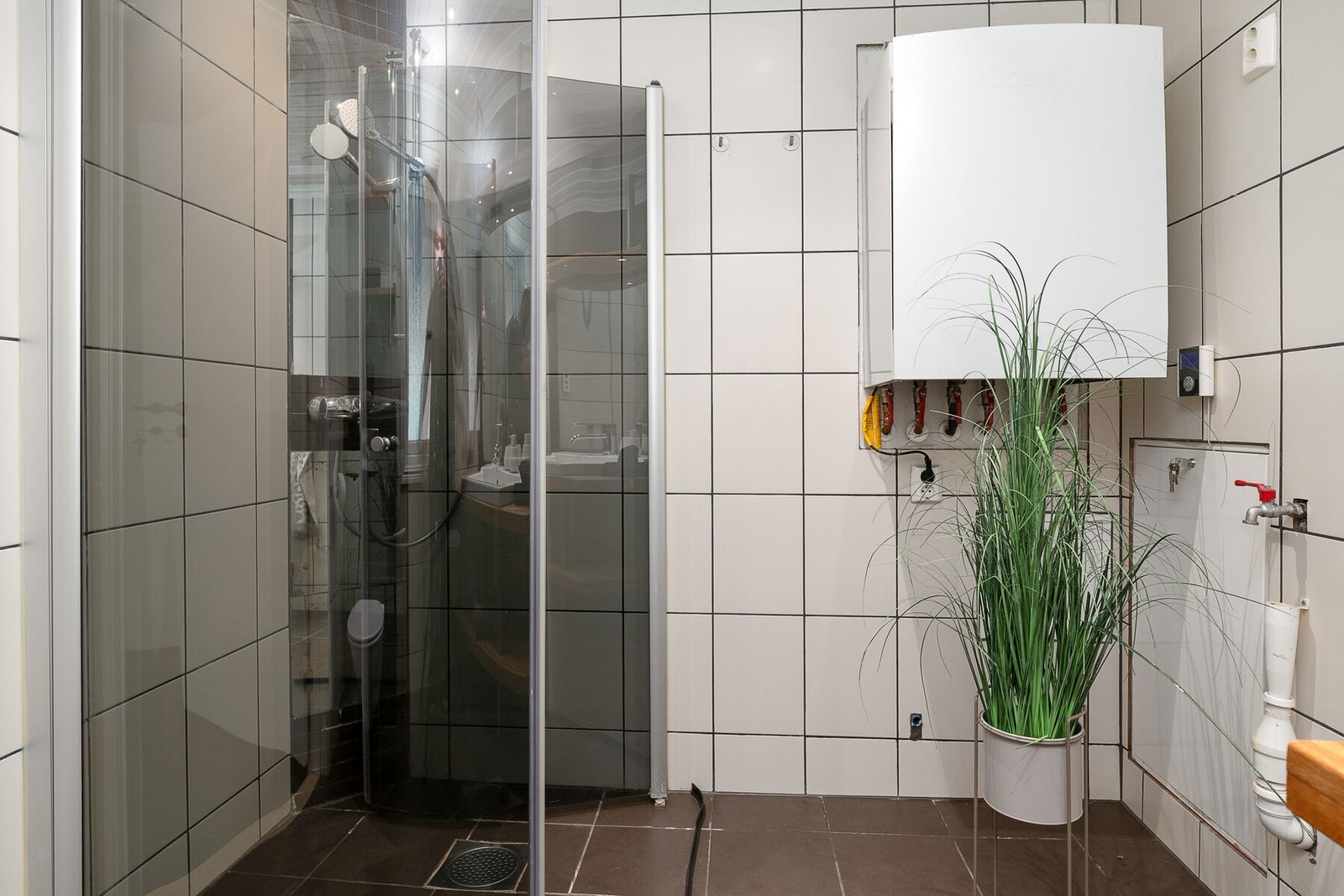 Vegger og gulv er flislagt, og det er vannbåren gulvvarme. Galleribilde