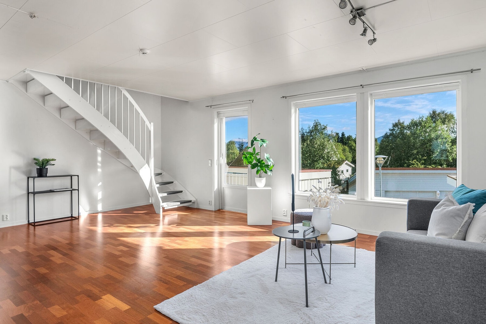 Stuen har godt med lysinnslipp fra de store vinduene, og direkte utgang til terrasse. Galleribilde