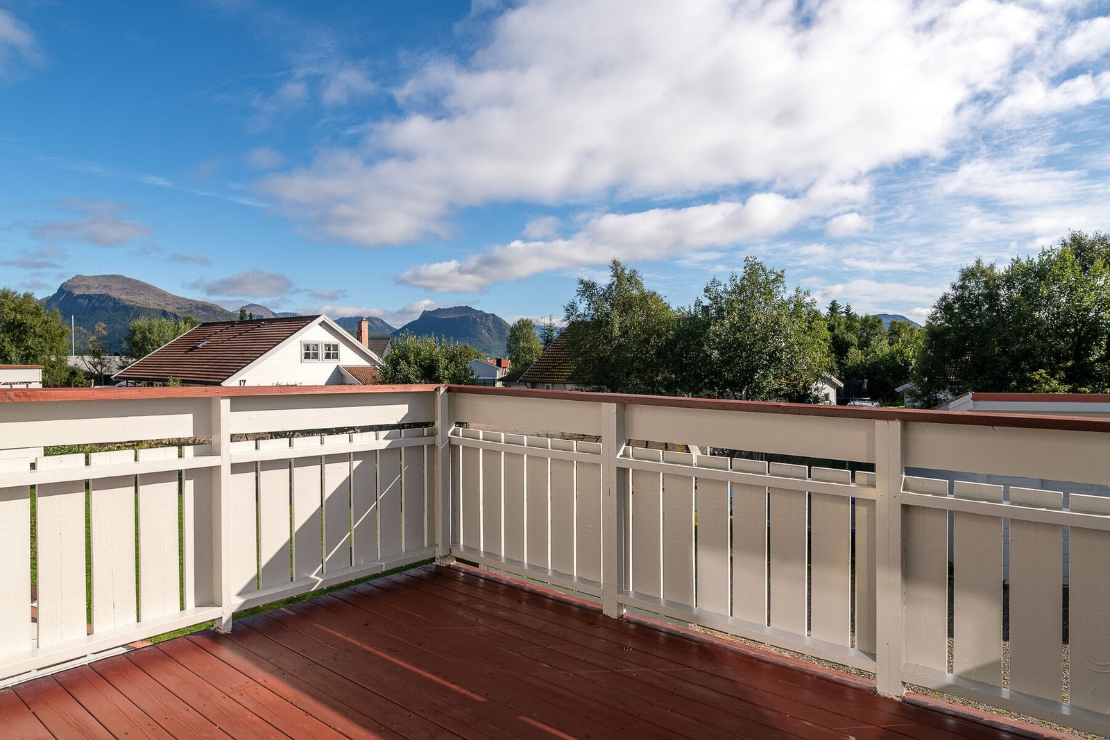 Direkte ut fra stuen har du tilgang til en terrasse med herlig formiddags- og ettermiddagssol. Galleribilde