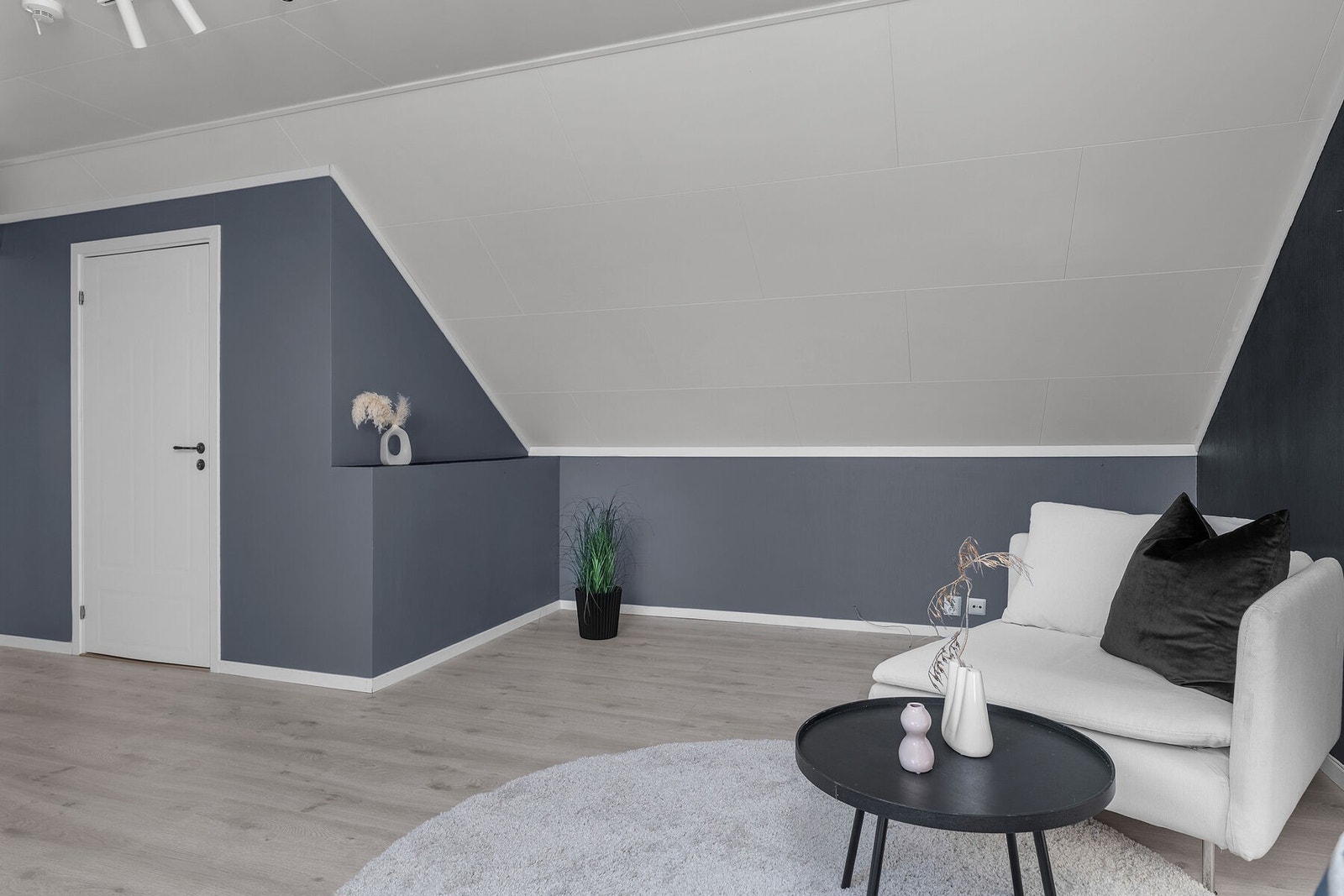 Loftstuen er malt i lune og dempede fargetoner - perfekt om du ønsker en koselig TV-stue. Galleribilde