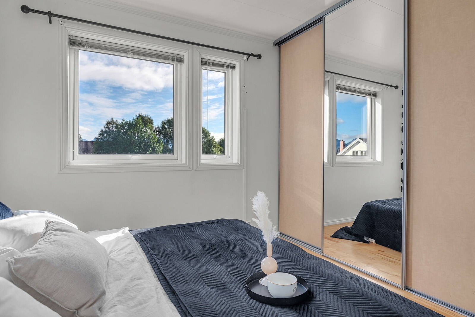 Hovedsoverommet er innredet med skyvedørsgarderobe. Galleribilde