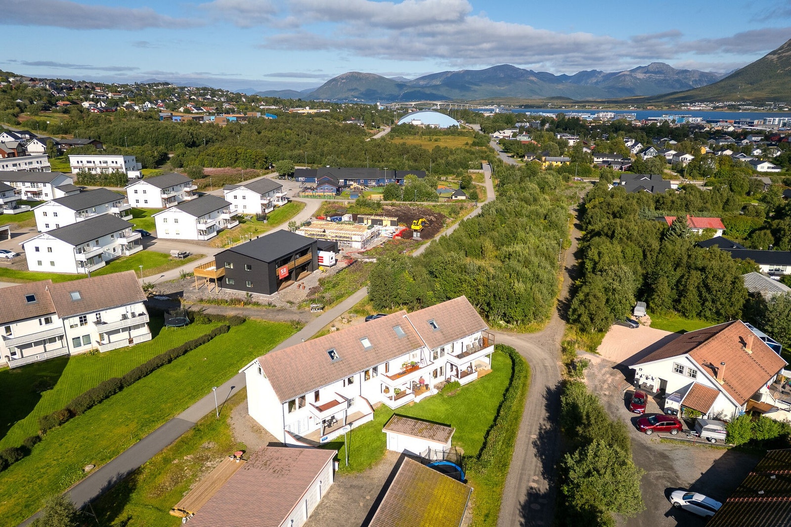 I tillegg er det gangavstand til barnehager, skoler, butikk, idrettsanlegg og sentrums fasiliteter. Galleribilde