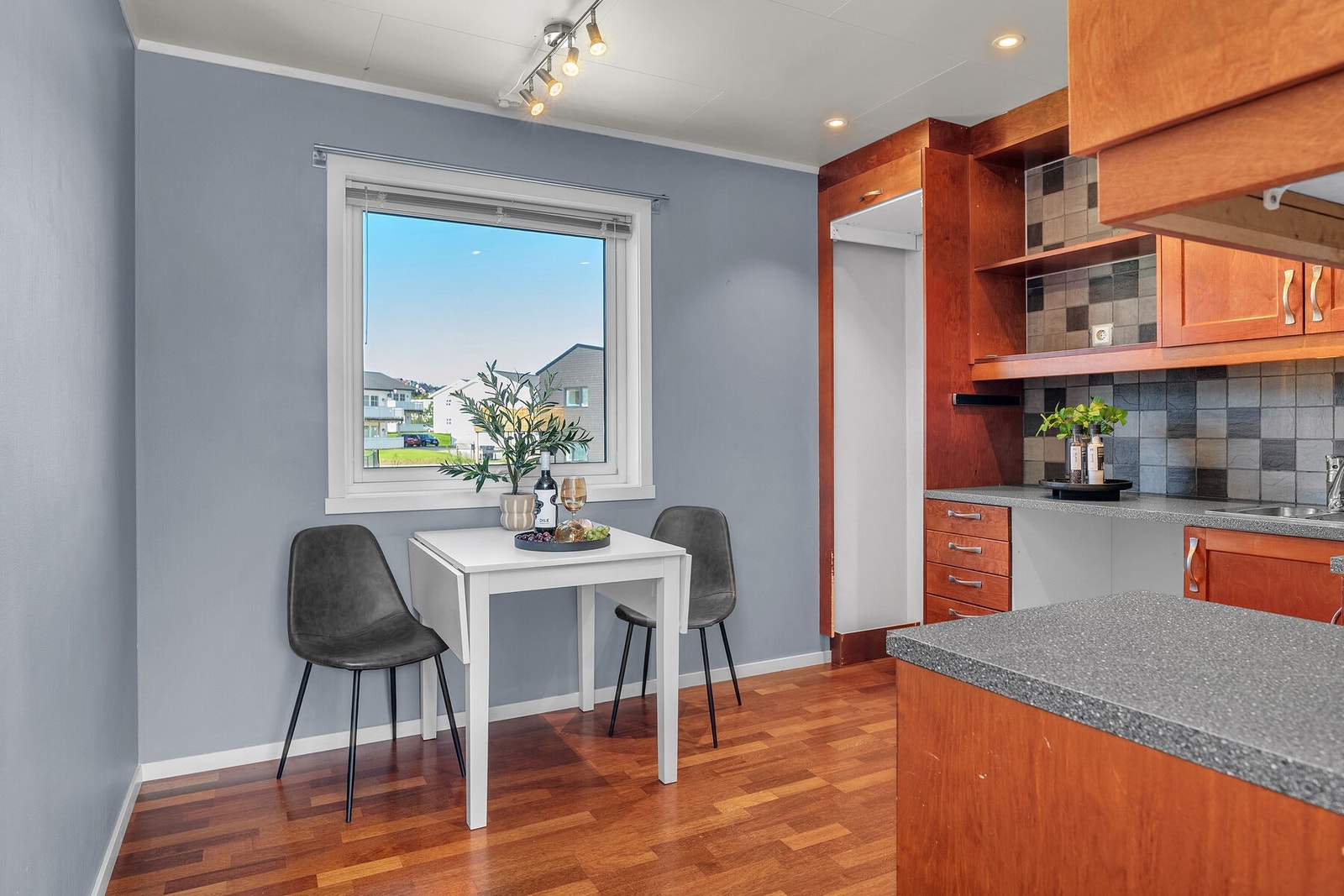 Kjøkkenet ligger delvis adskilt fra stuen, og har spotbelysning i taket som er praktisk under matlagingen. Galleribilde