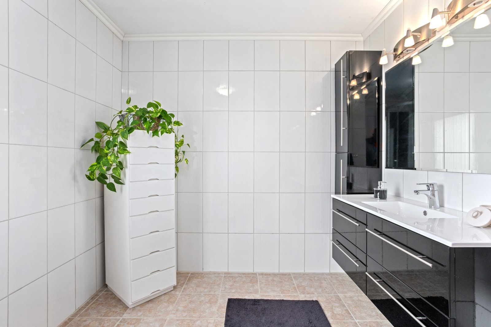 Badet er oppgradert i 2015 med nye flater og baderomsinnredning. Galleribilde