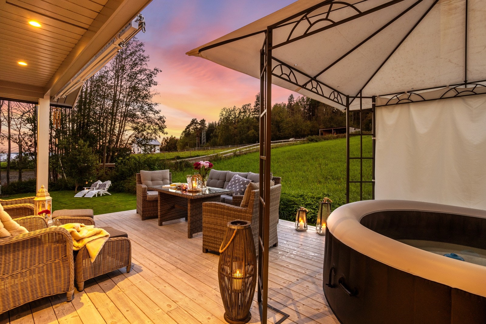 Direkte adkomst til barnevennlig hage fra terrassen. Galleribilde