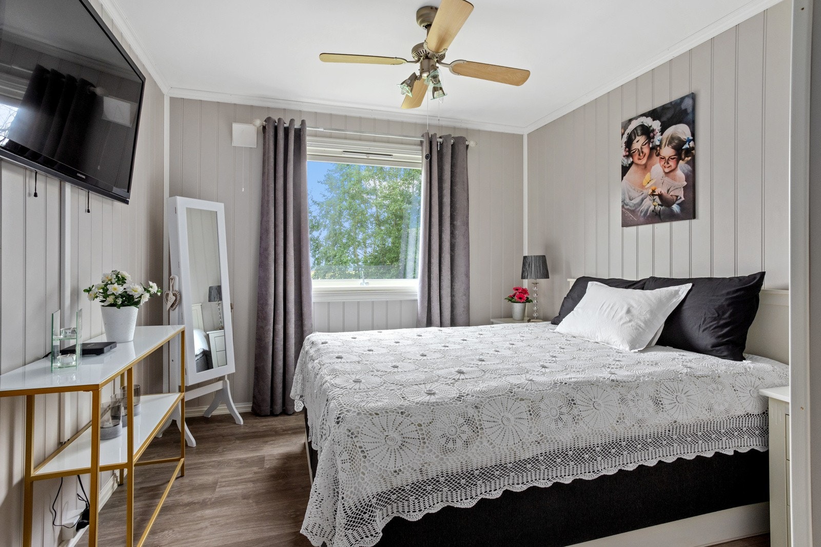 Hovedsoverommet er av god størrelse med god plass til dobbeltseng og nattbord på hver side. Galleribilde