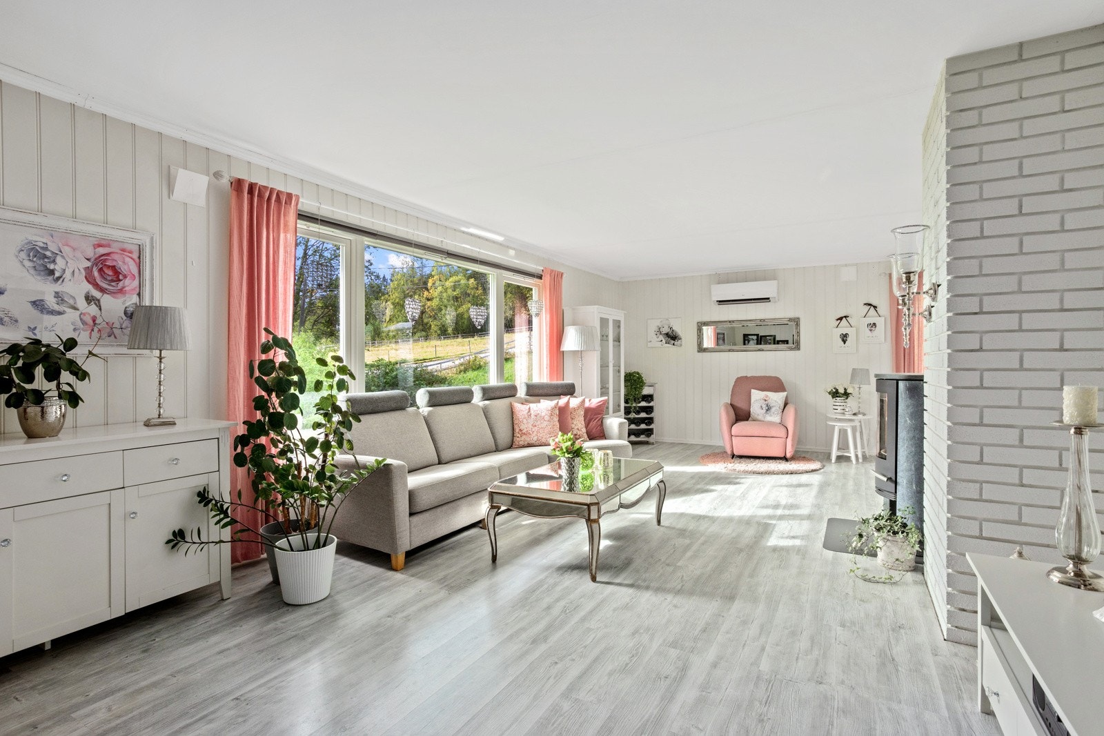 Velkommen inn! Stuen oppleves lys & romslig med flere møbleringsmuligheter Galleribilde