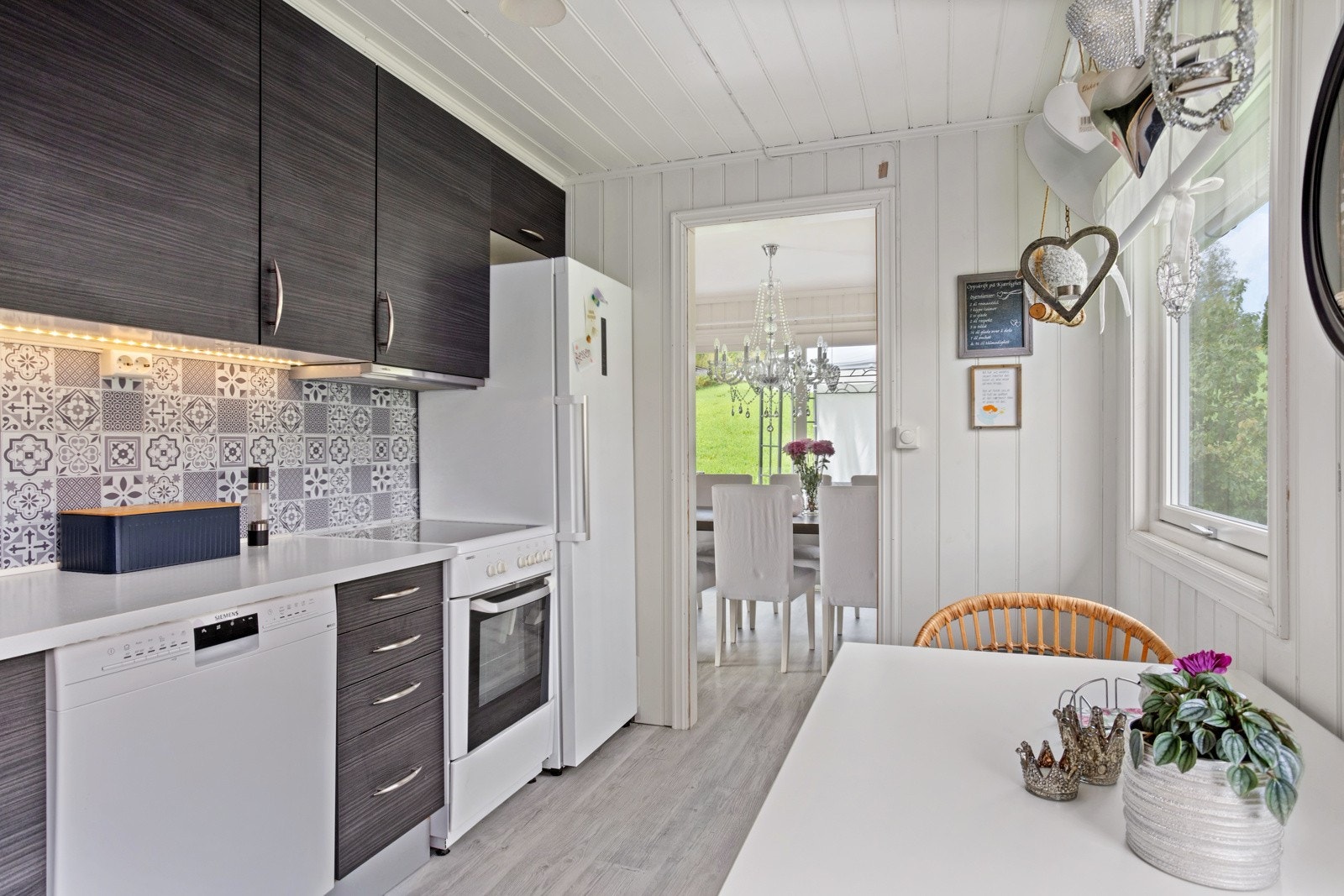 Kjøkkenet har godt med skap- og benkeplass. Galleribilde