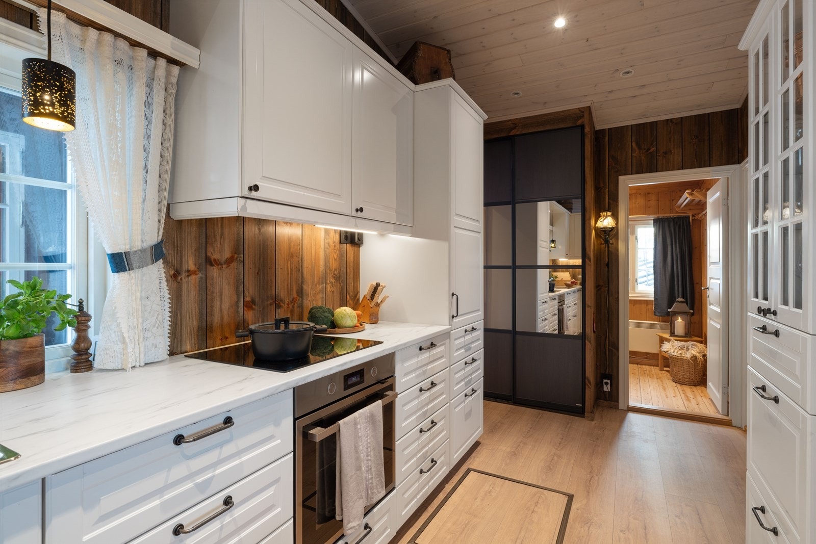 Integrerte hvitevarer som komfyrtopp, stekeovn, oppvaskmaskin, 2 stk. kjøleskap og et fryseskap. Galleribilde